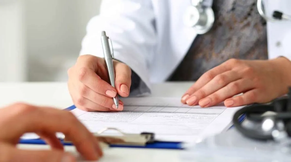 Лікар заповнює довідку